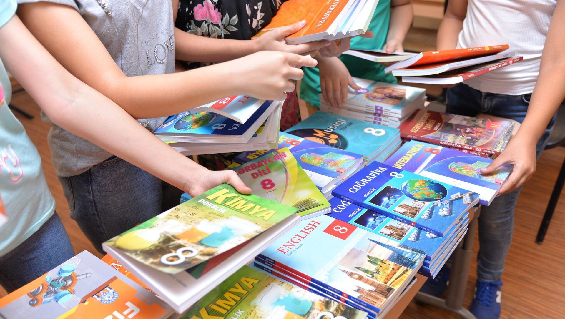 Növbəti tədris ilində yenilənmiş iki fənn kurikulumu tətbiq olunacaq 