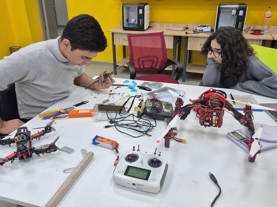 Ölkənin 19 STEAM Mərkəzində təlimlər davam edir