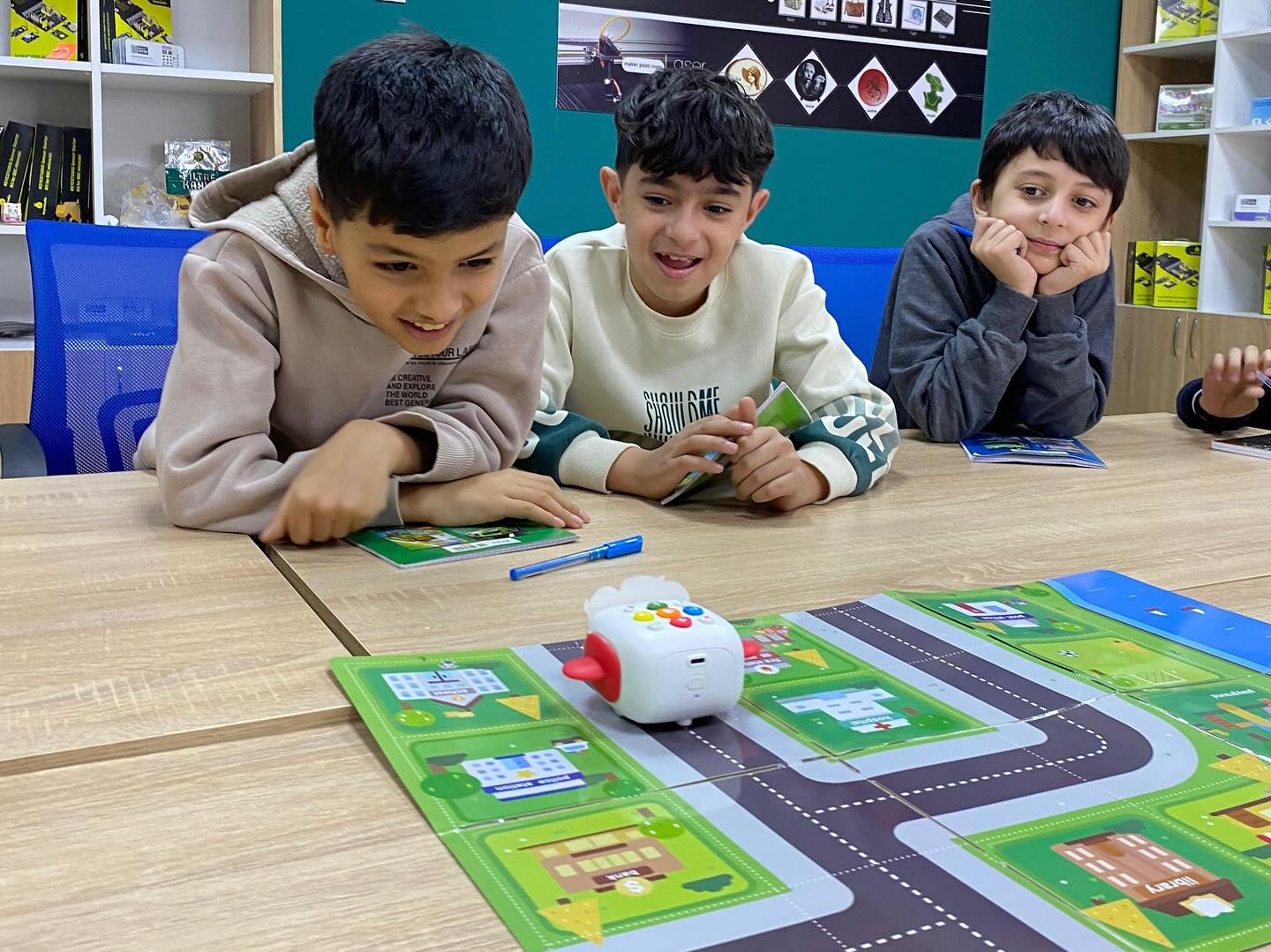 Ölkənin 19 STEAM Mərkəzində təlimlər davam edir