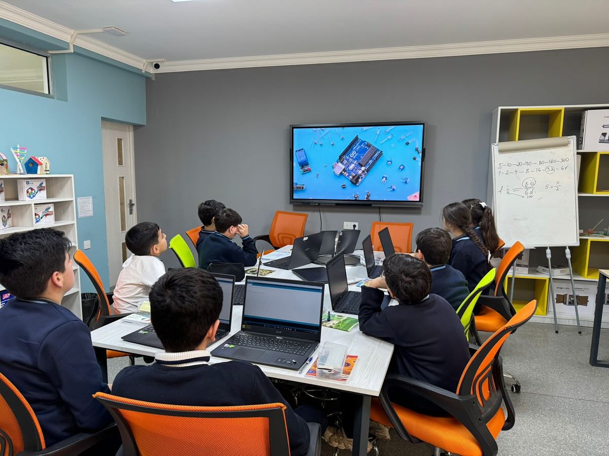 Ölkənin 19 STEAM Mərkəzində təlimlər davam edir