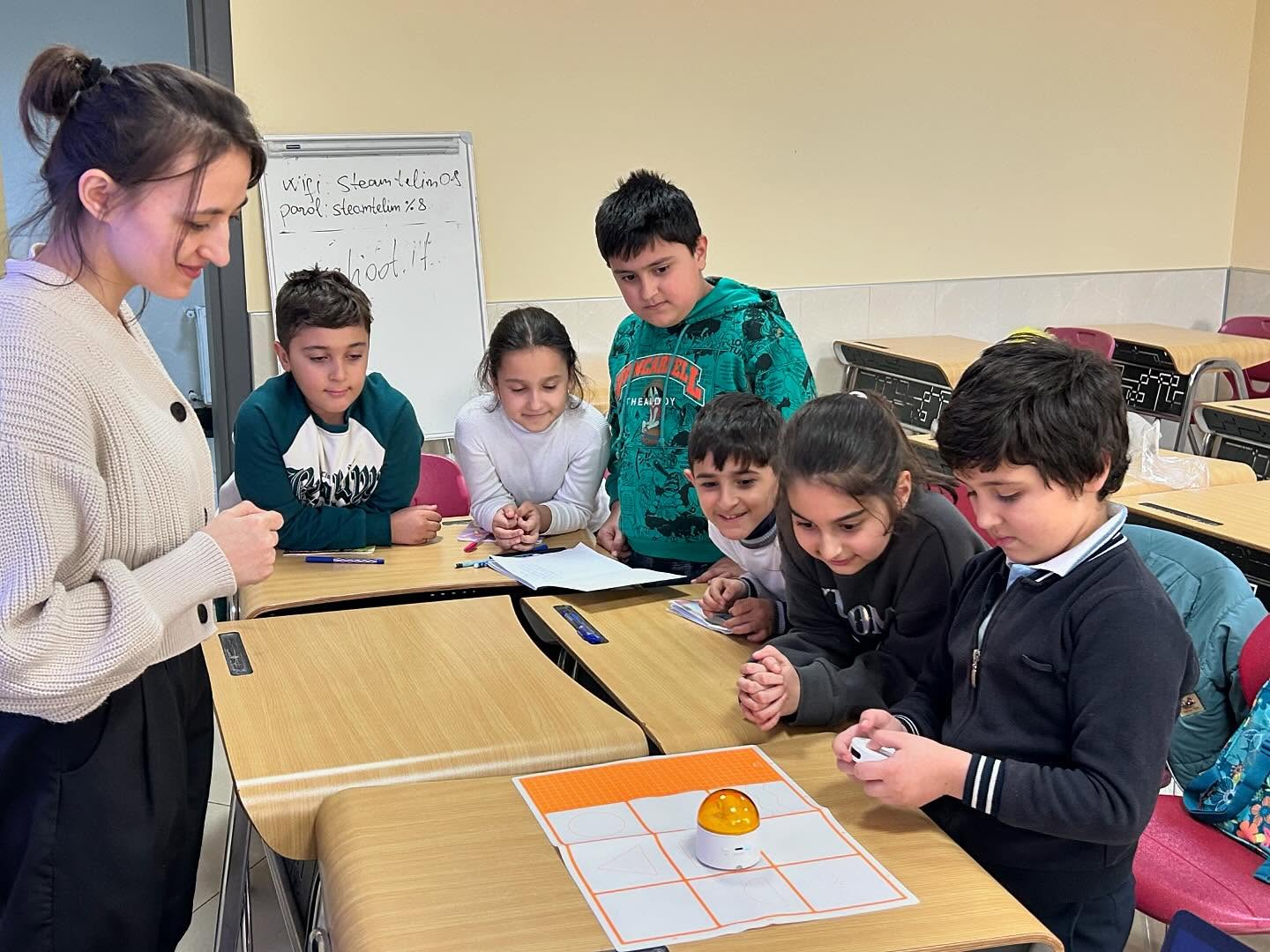 Ölkənin 19 STEAM Mərkəzində təlimlər davam edir