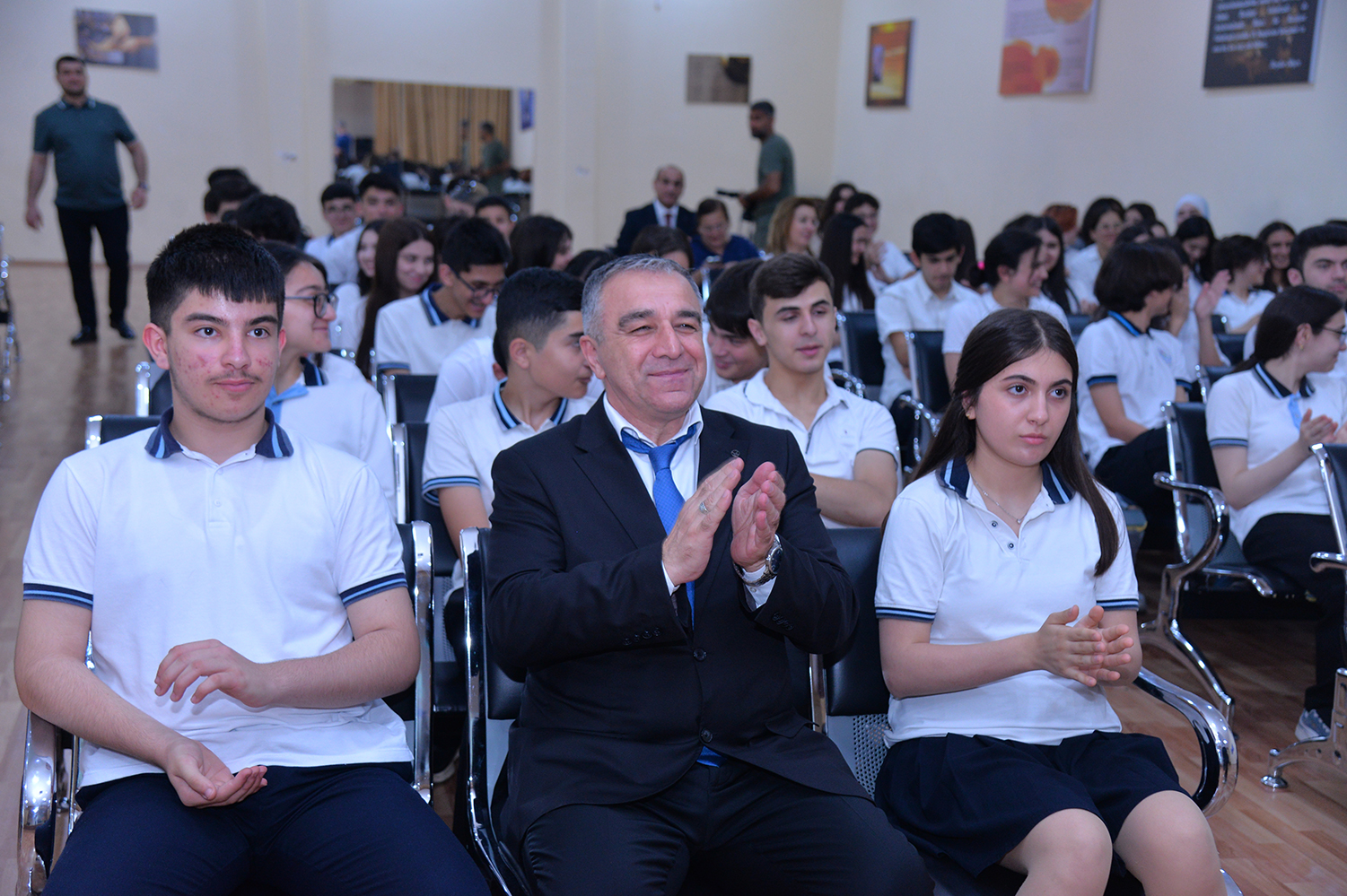 “Öz Vətənimizin himnini oxuduğunuz üçün xoşbəxtsiniz” – millət vəkili Anar İsgəndərov