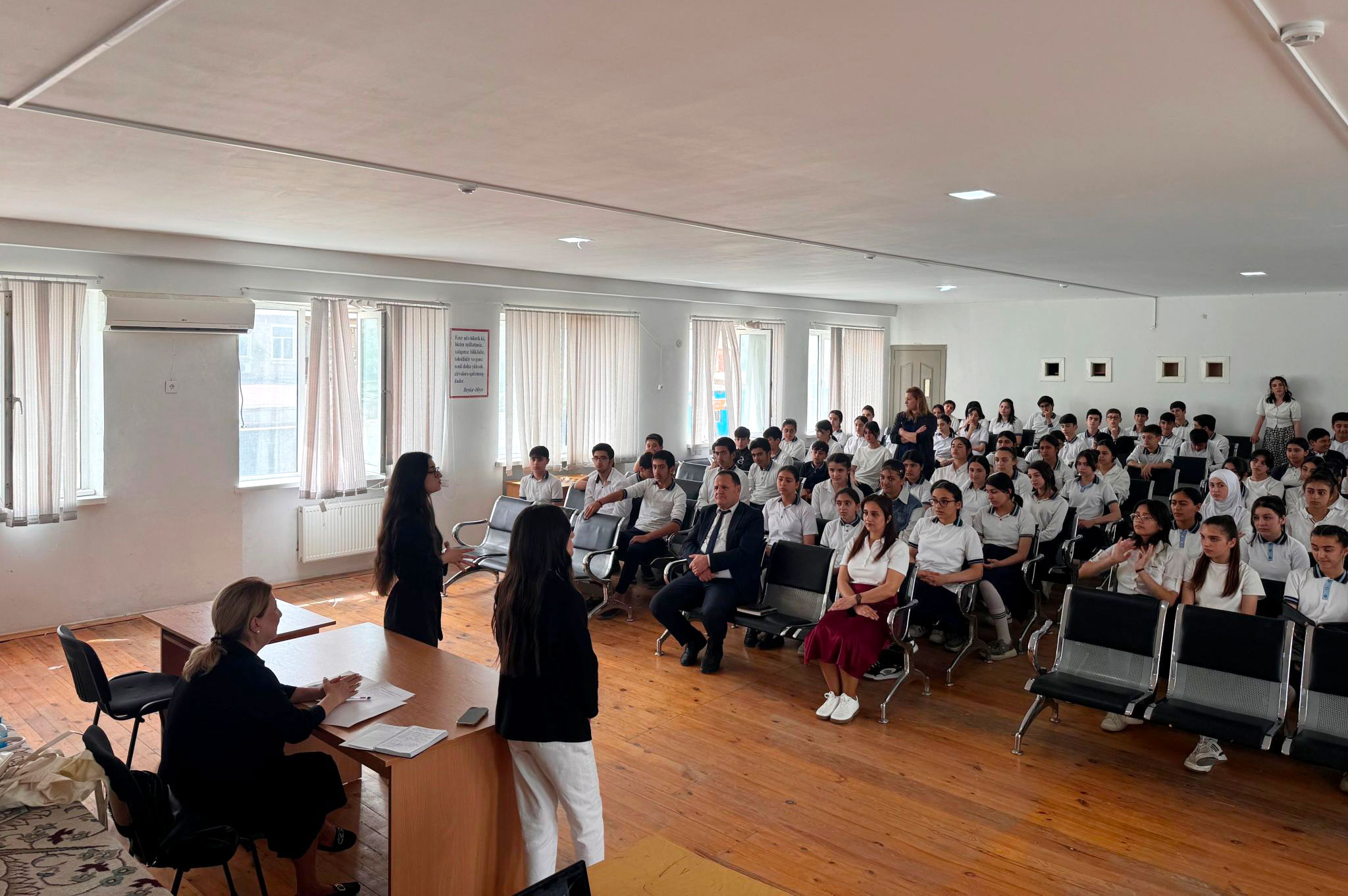 Paytaxt məktəblərində maarifləndirici görüşlər keçirilib