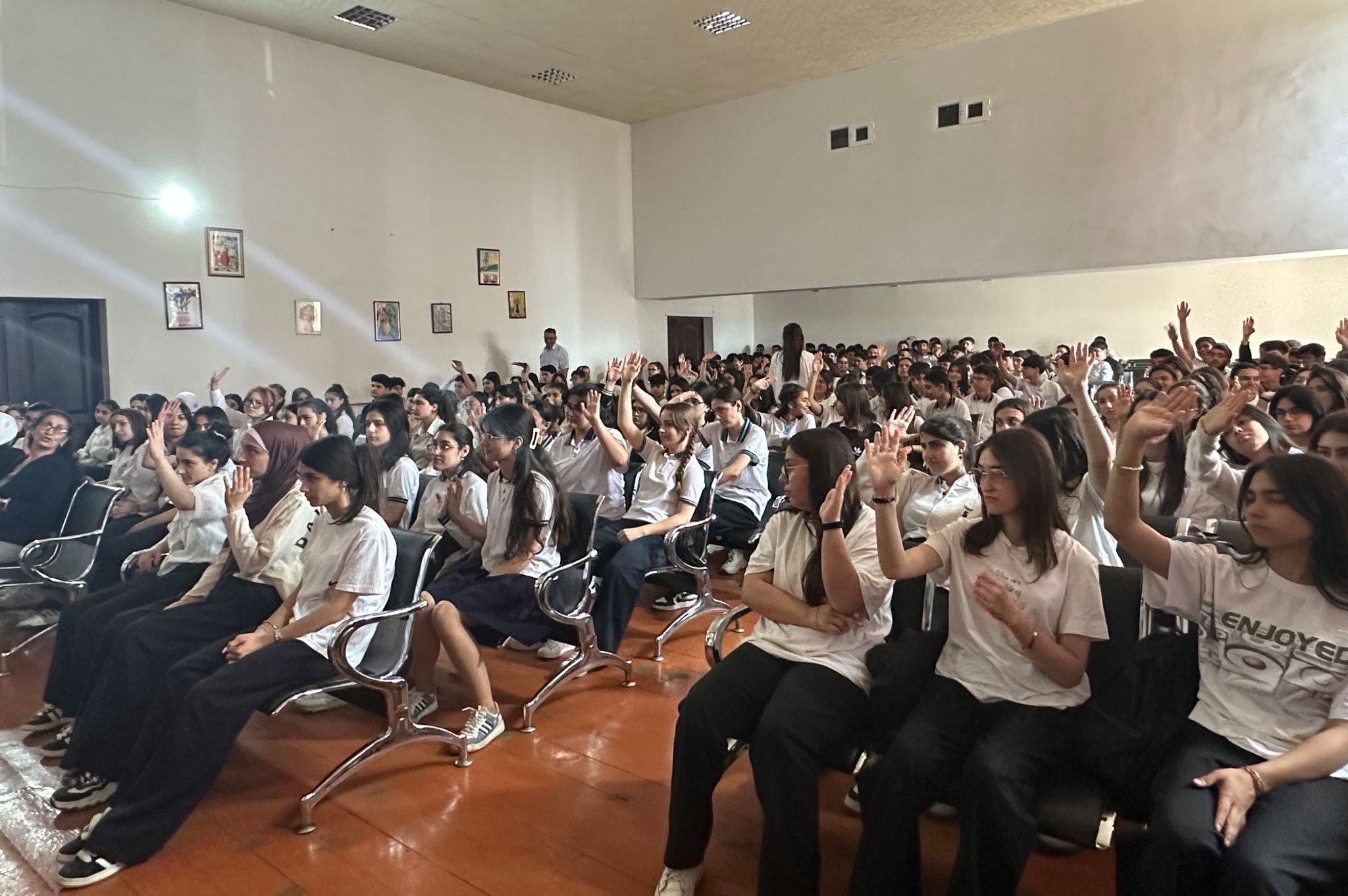 Paytaxt məktəblərində maarifləndirici görüşlər keçirilib