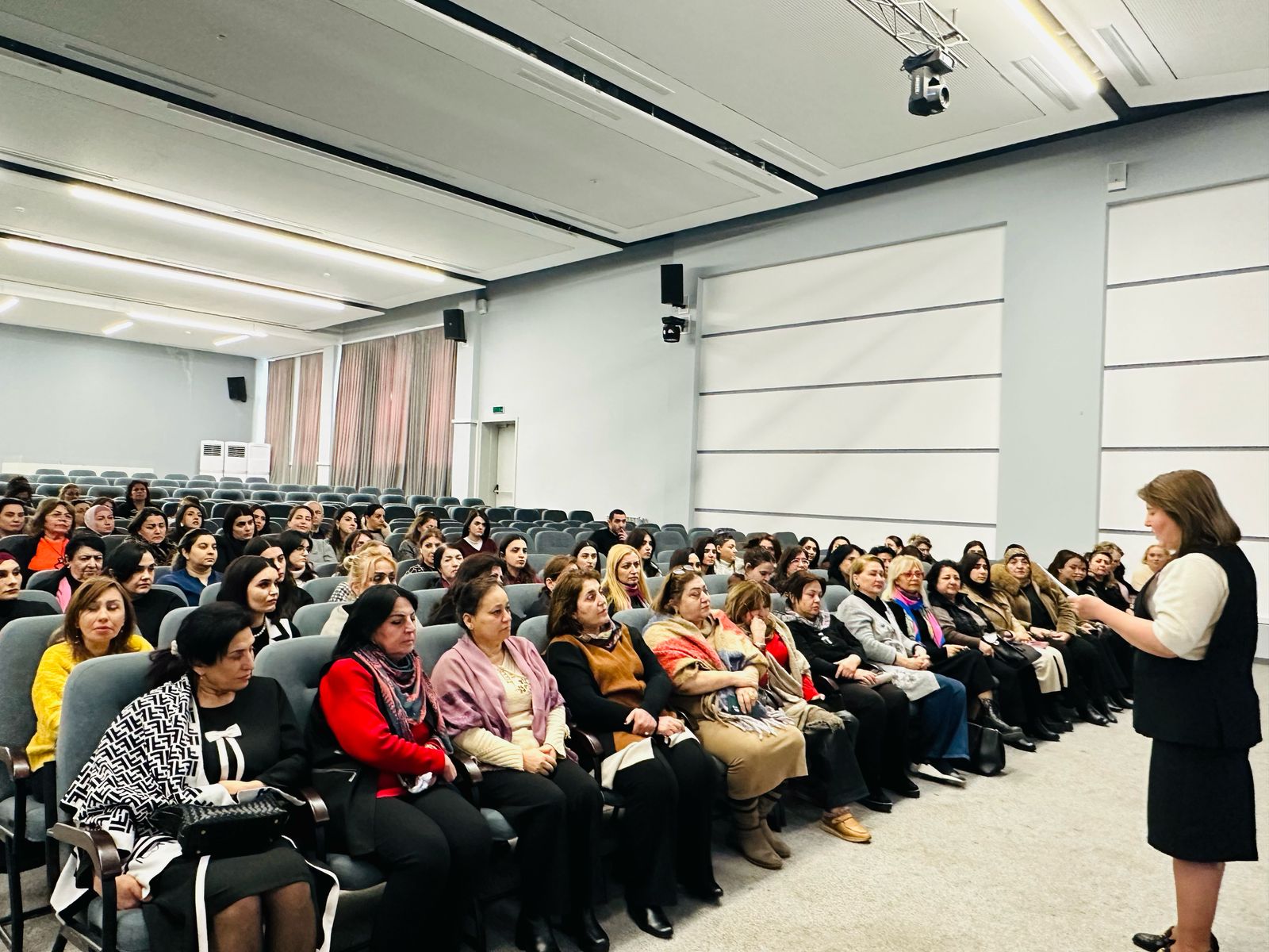 Paytaxt məktəblərində pedaqoji kollektivlə görüşlər keçirilib 