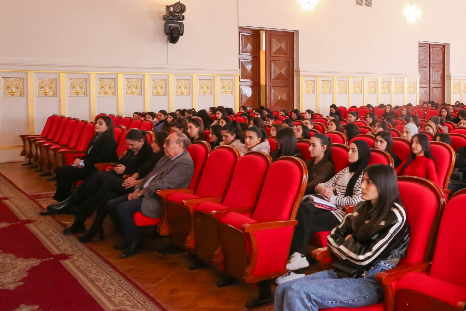 Pedaqoji Universitetdə “TələbəPlus” kartı ilə bağlı infosessiya keçirilib