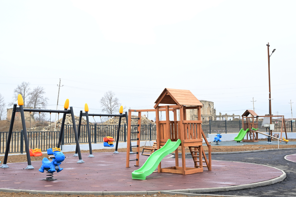 Prezident Ağdamda körpələr evi-uşaq bağçasında aparılan tikinti işləri ilə tanış olub