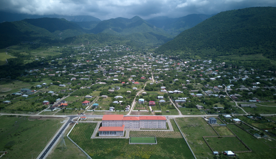 Prezident İlham Əliyev İsmayıllı şəhərində “Talıstan” liseyinin binasının açılışında iştirak edib