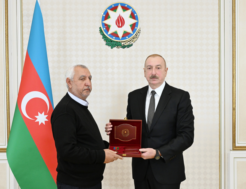 Prezident təyyarə qəzasında həlak olan ekipaj heyətinin ailə üzvləri və sağ qalan bələdçilərlə görüşüb