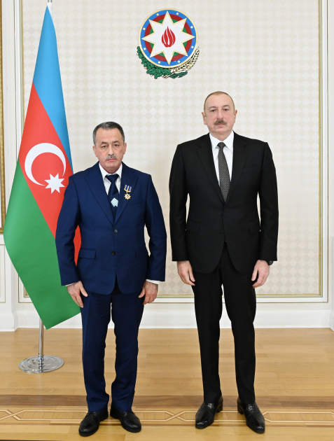 Prezident təyyarə qəzasında həlak olan ekipaj heyətinin ailə üzvləri və sağ qalan bələdçilərlə görüşüb