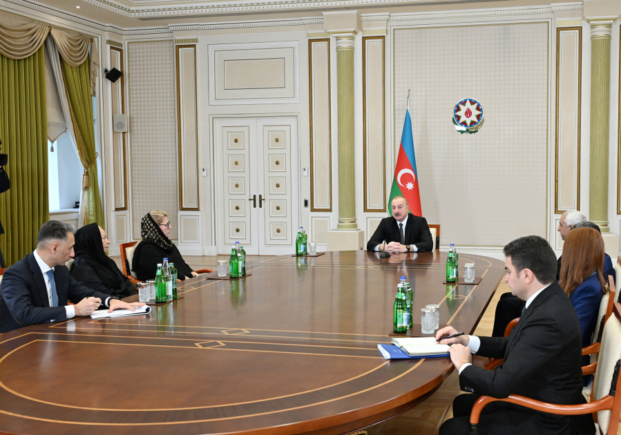 Prezident təyyarə qəzasında həlak olan ekipaj heyətinin ailə üzvləri və sağ qalan bələdçilərlə görüşüb