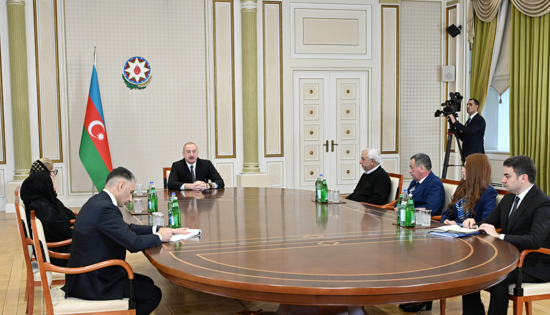 Prezident təyyarə qəzasında həlak olan ekipaj heyətinin ailə üzvləri və sağ qalan bələdçilərlə görüşüb