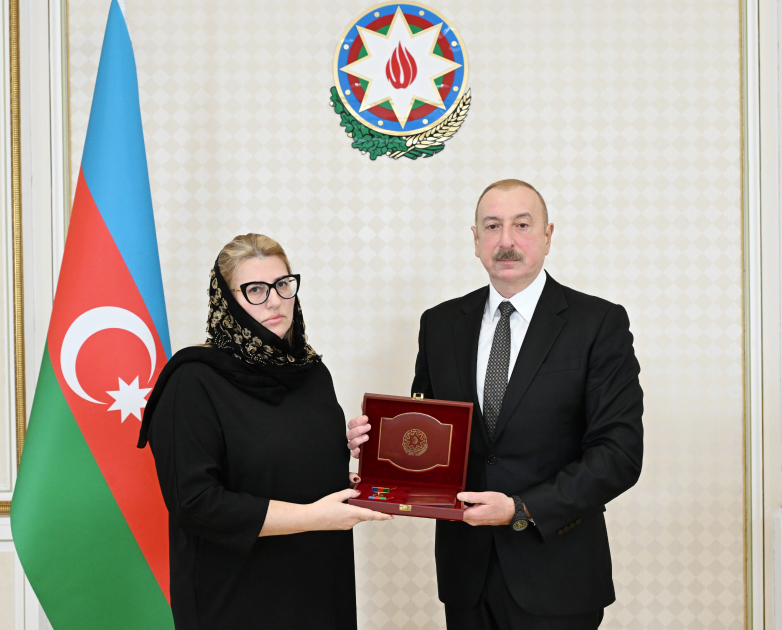 Prezident təyyarə qəzasında həlak olan ekipaj heyətinin ailə üzvləri və sağ qalan bələdçilərlə görüşüb