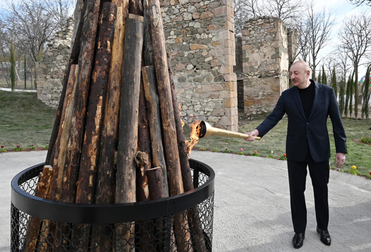 Prezident və birinci xanım Ağdərədə sakinlərlə birlikdə Novruz tonqalını alovlandırıblar 