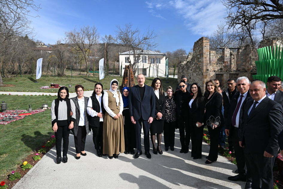 Prezident və birinci xanım Ağdərədə sakinlərlə birlikdə Novruz tonqalını alovlandırıblar