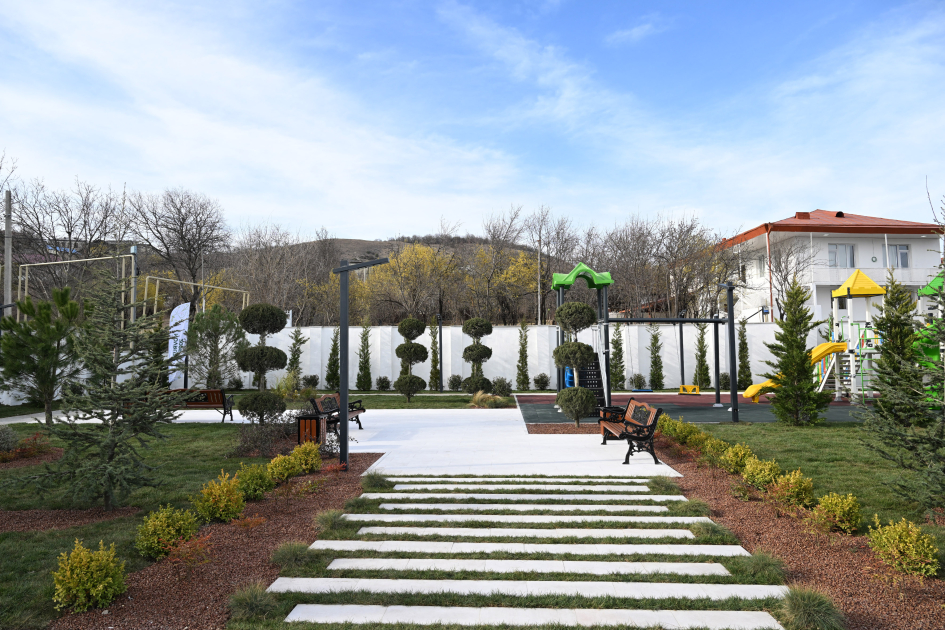 Prezident və birinci xanım Ağdərədə sakinlərlə birlikdə Novruz tonqalını alovlandırıblar