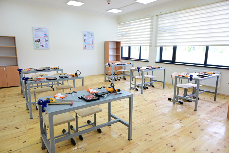 Prezident və birinci xanım Sarıcalıda məktəb və bağça açılışında iştirak ediblər