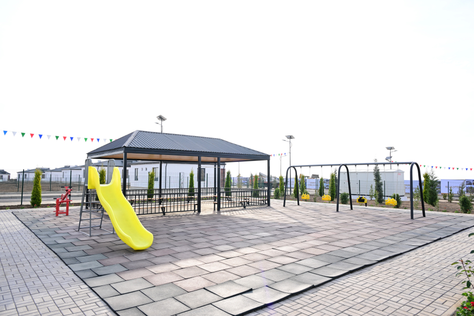 Prezident və birinci xanım Sarıcalıda məktəb və bağça açılışında iştirak ediblər