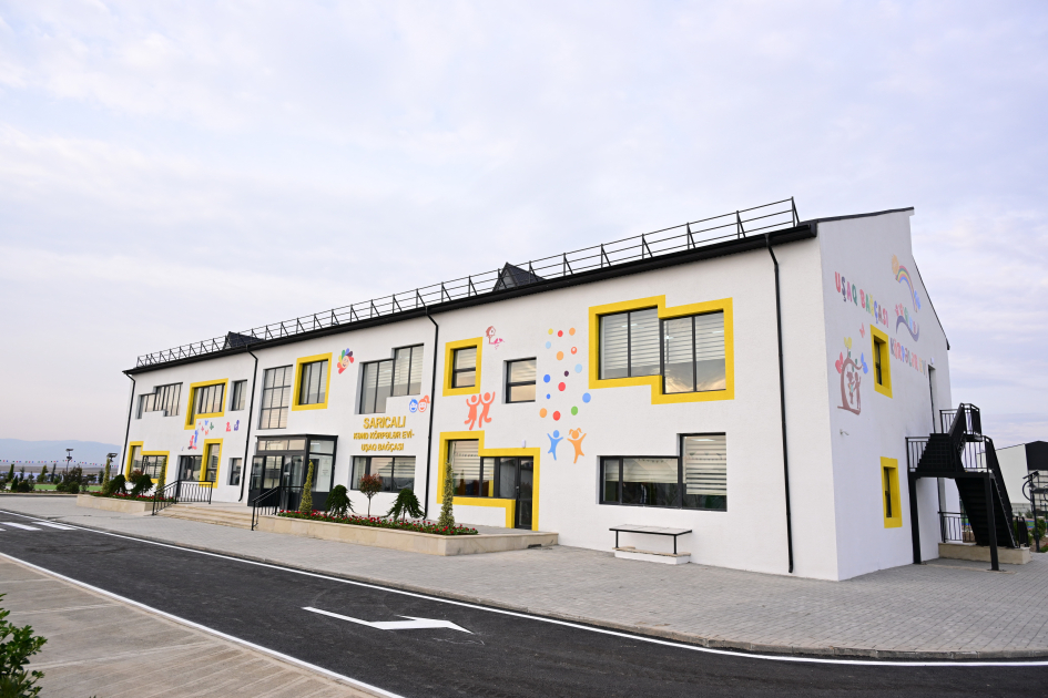 Prezident və birinci xanım Sarıcalıda məktəb və bağça açılışında iştirak ediblər