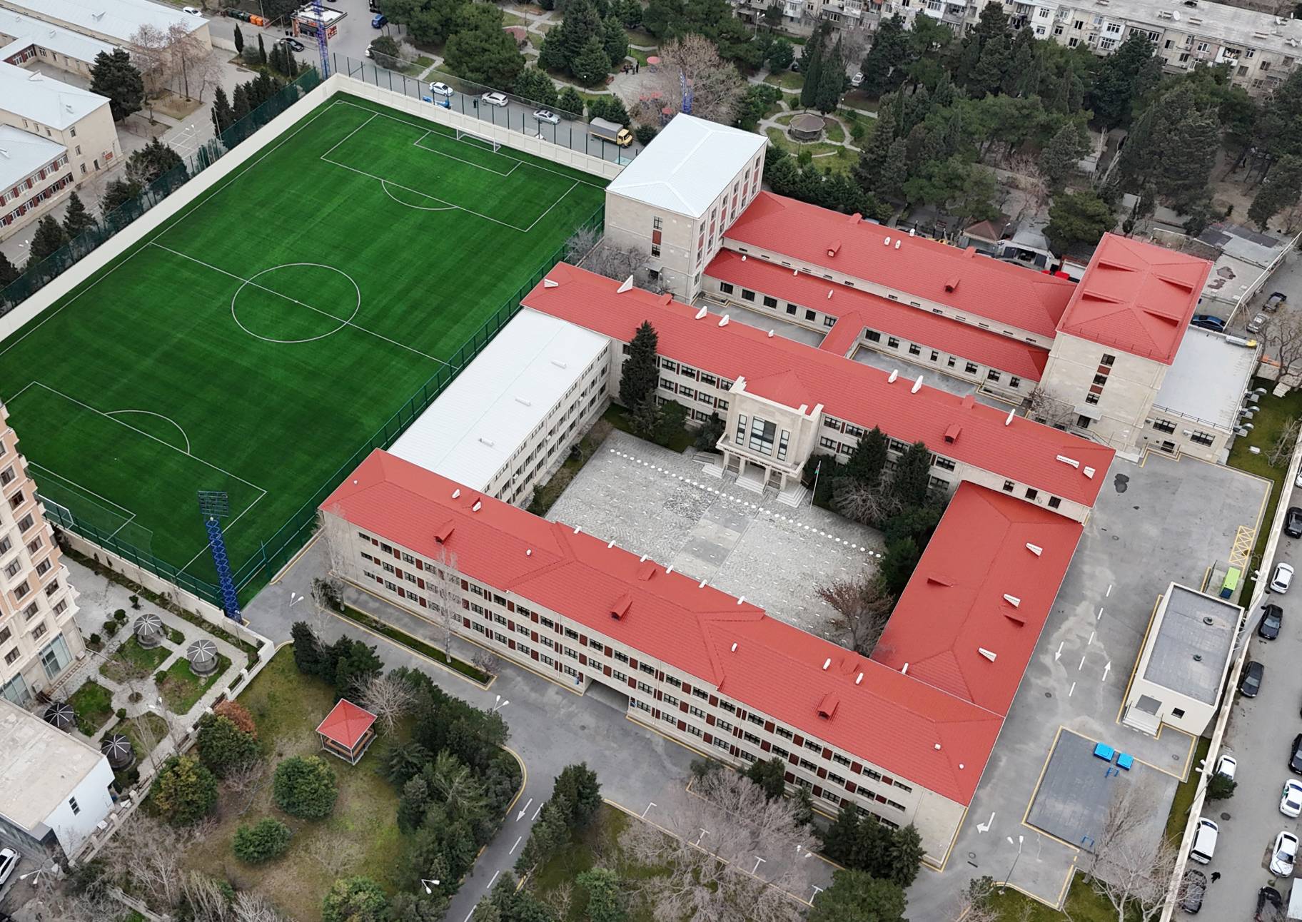 Prezident “Vətən” İdman Liseyində yaradılan şəraitlə tanış olub