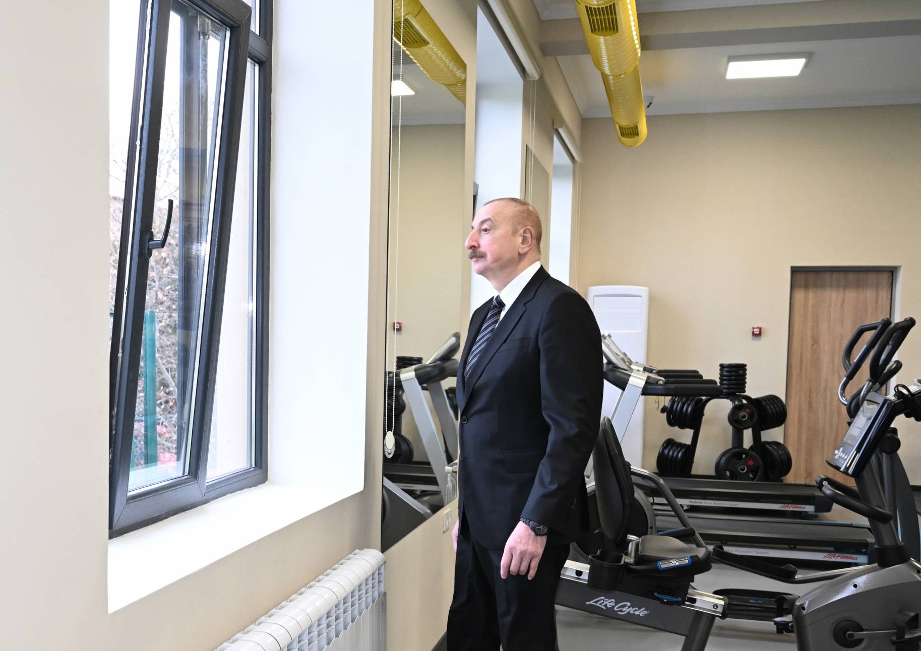 Prezident “Vətən” İdman Liseyində yaradılan şəraitlə tanış olub