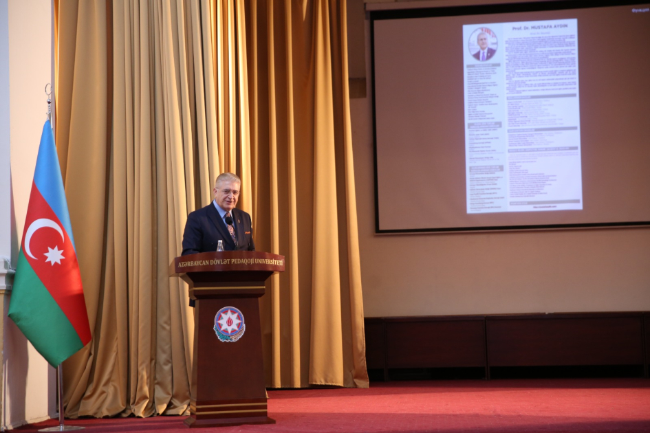 Professor Mustafa Aydın ADPU-da təhsildə innovativ liderlikdən danışıb