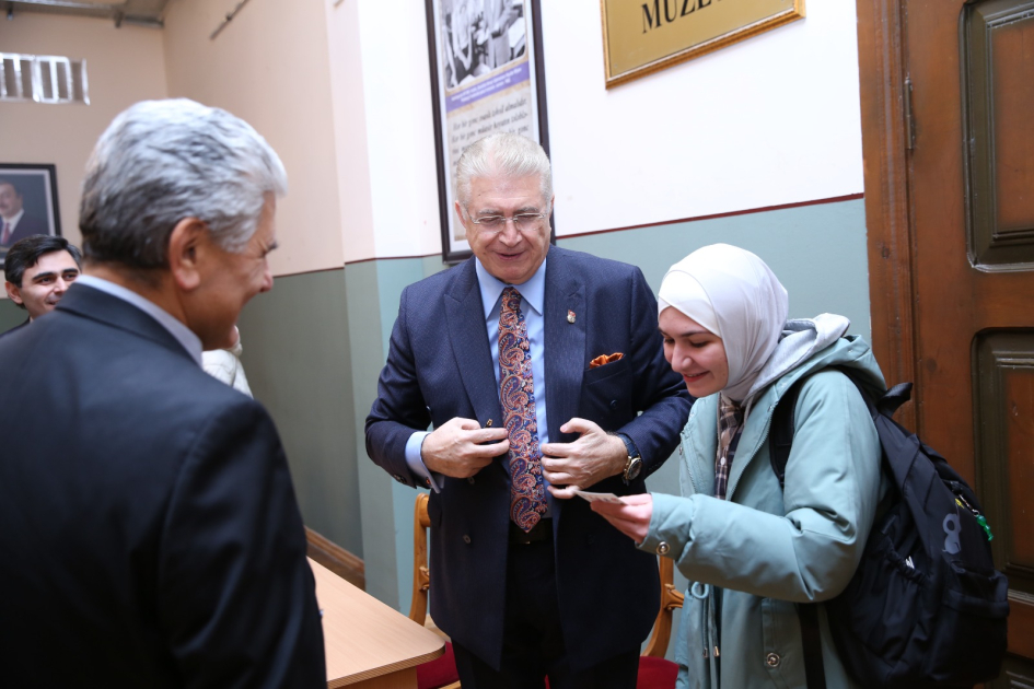 Professor Mustafa Aydın ADPU-da təhsildə innovativ liderlikdən danışıb