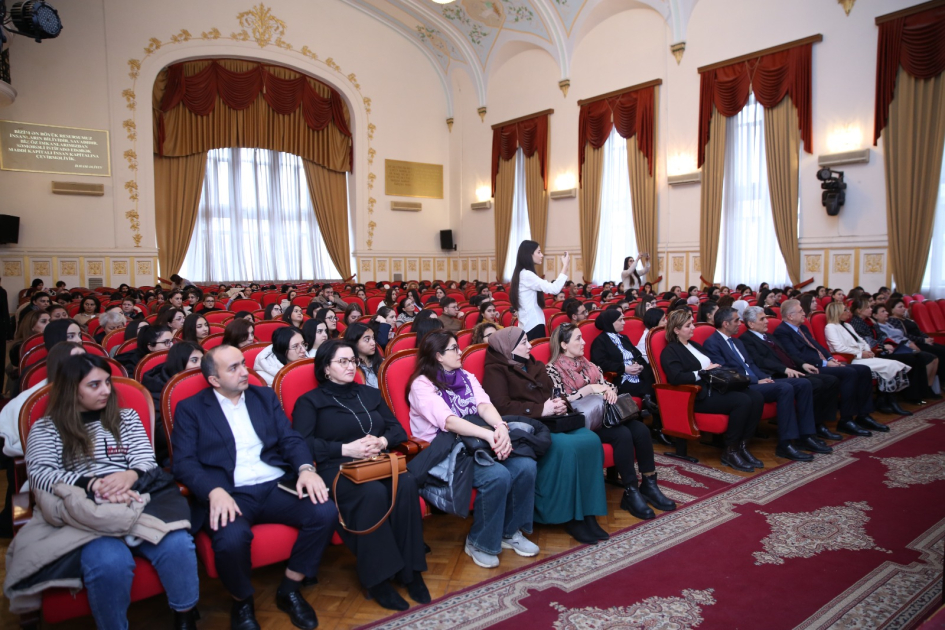 Professor Mustafa Aydın ADPU-da təhsildə innovativ liderlikdən danışıb