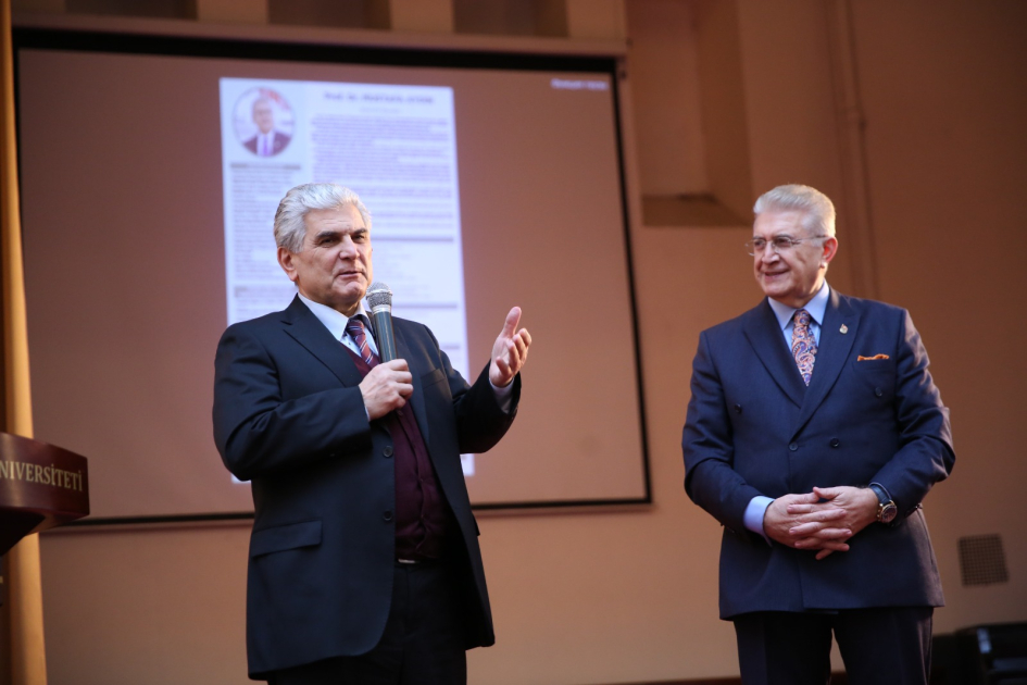 Professor Mustafa Aydın ADPU-da təhsildə innovativ liderlikdən danışıb