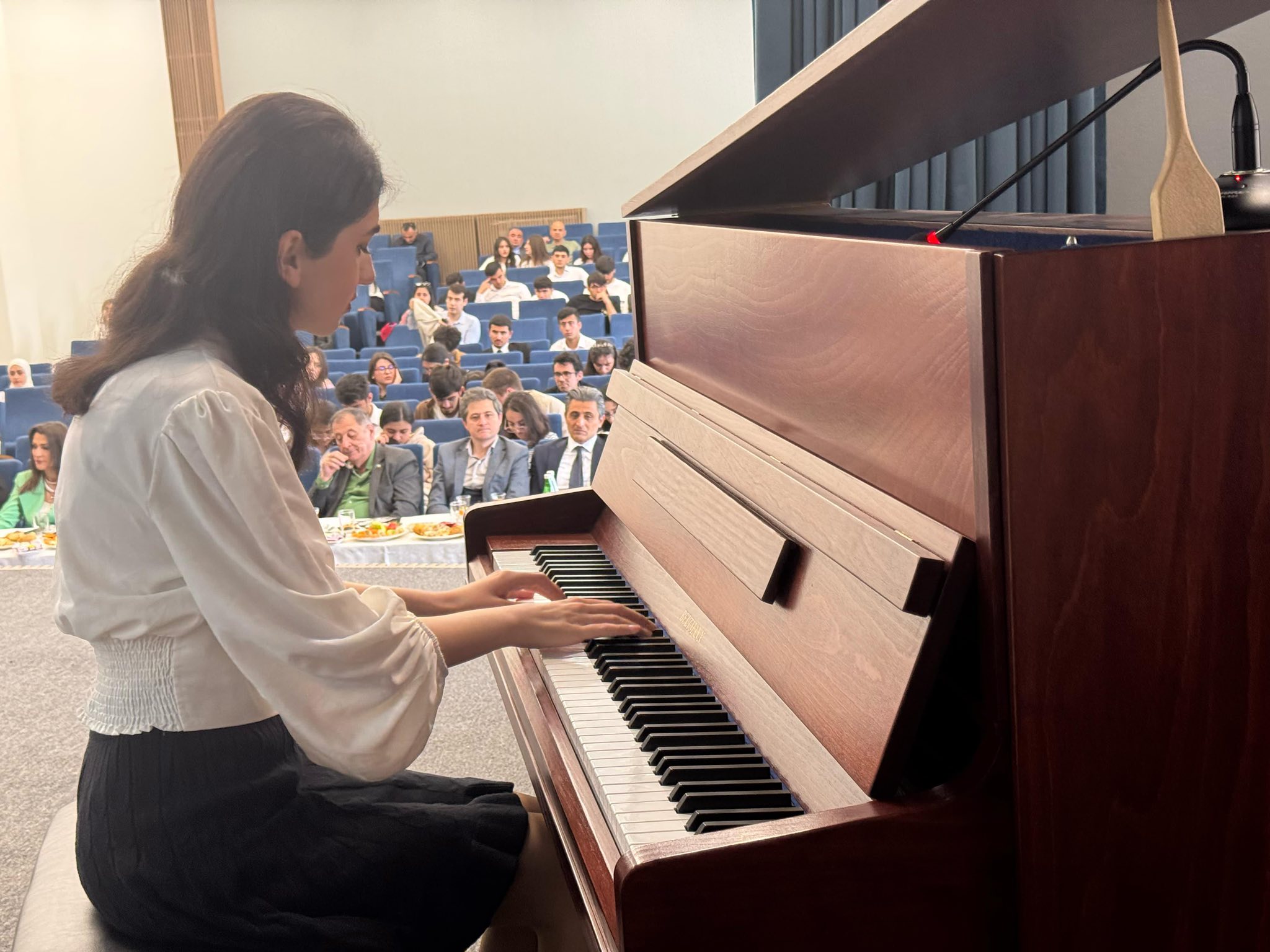 Qarabağ Universitetində bədii yaradıcılıq müsabiqə-festivalının seçim turu keçirilib
