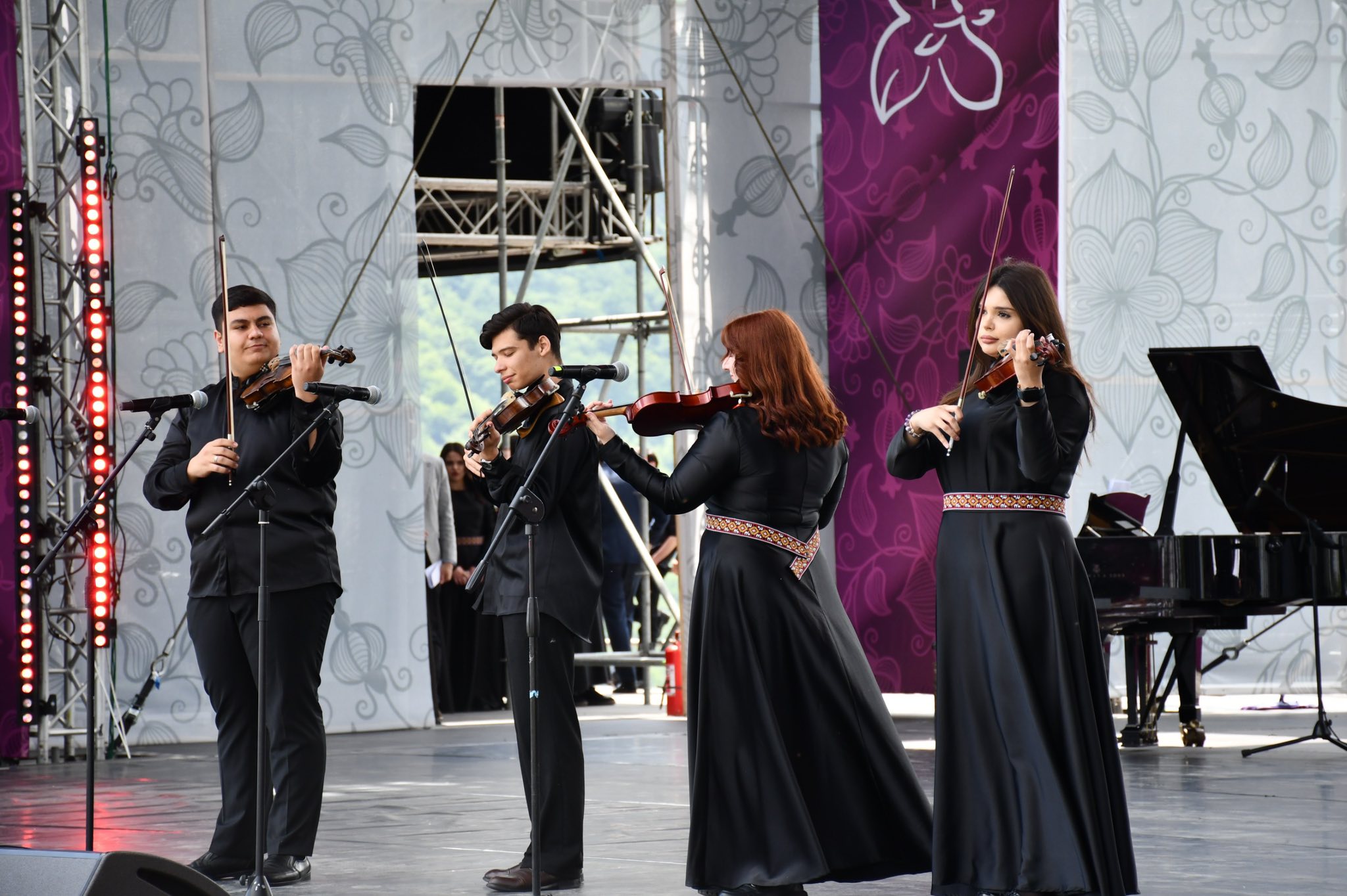 Qarabağ Universitetinin müəllim və tələbələri “Xarıbülbül”də çıxış ediblər