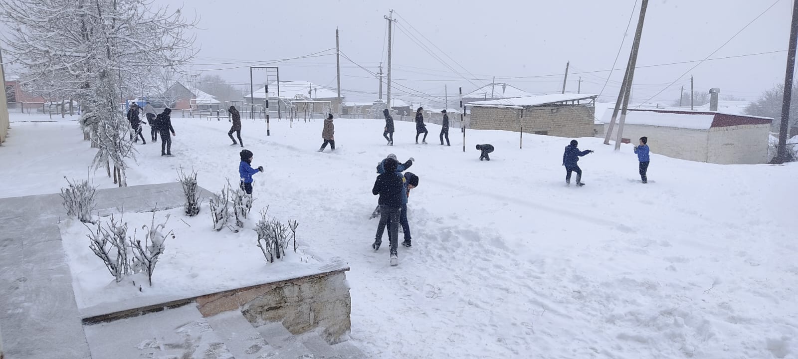 Qarlı hava şəraiti ilə əlaqədar məktəblərdə davamiyyət necədir? – AÇIQLAMA