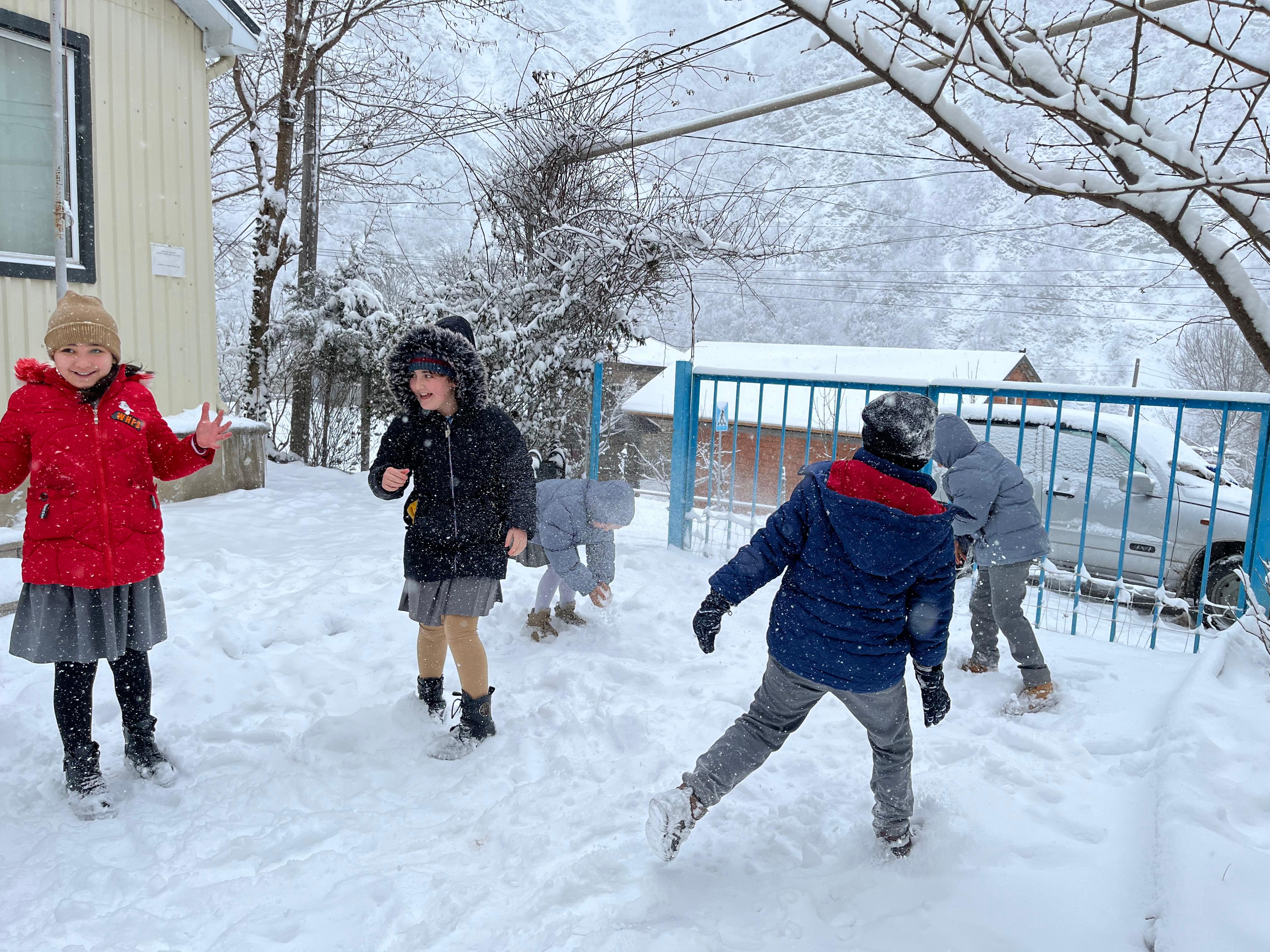 Qarlı hava şəraiti ilə əlaqədar məktəblərdə davamiyyət necədir? – AÇIQLAMA