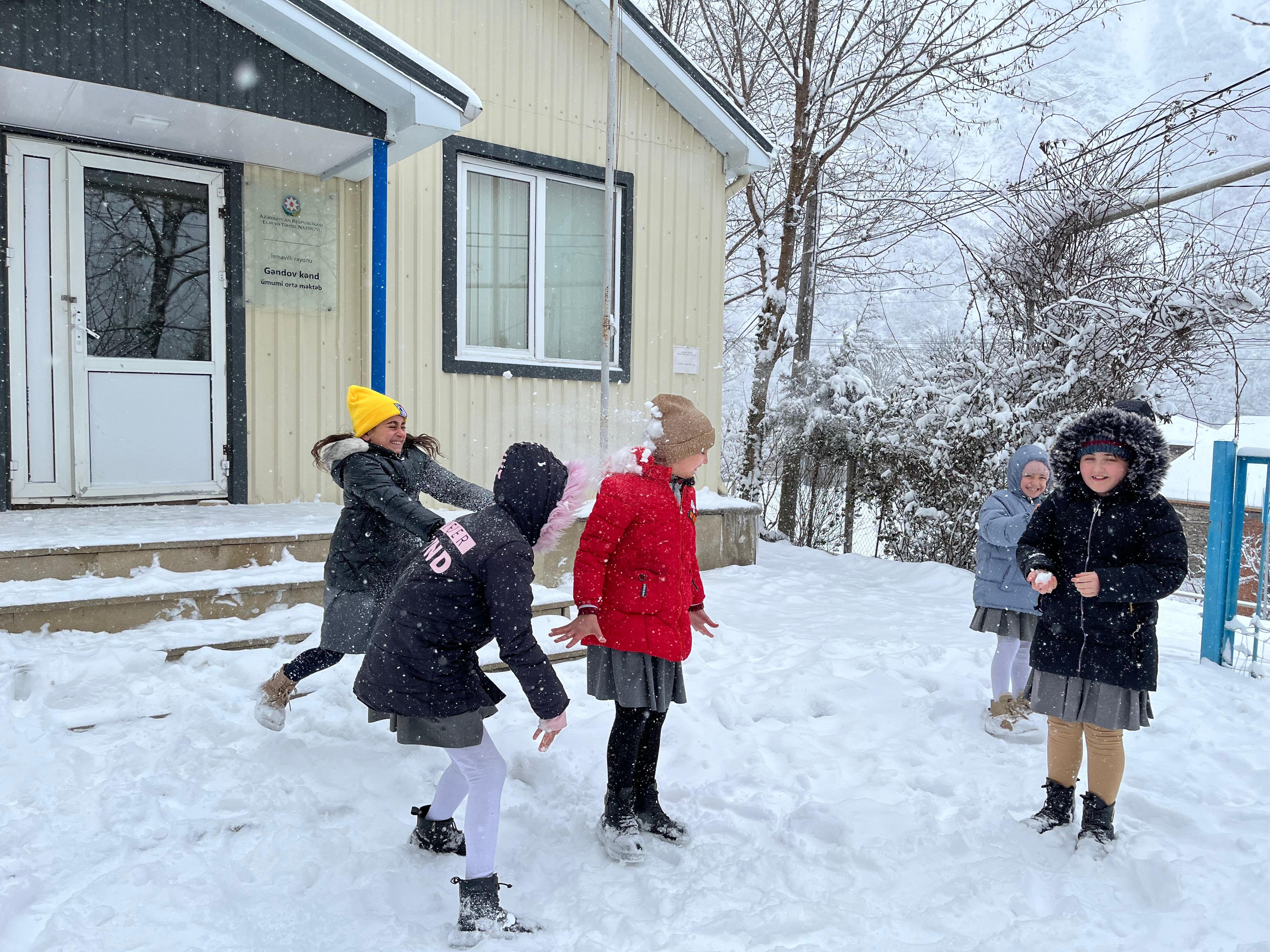 Qarlı hava şəraiti ilə əlaqədar məktəblərdə davamiyyət necədir? – AÇIQLAMA