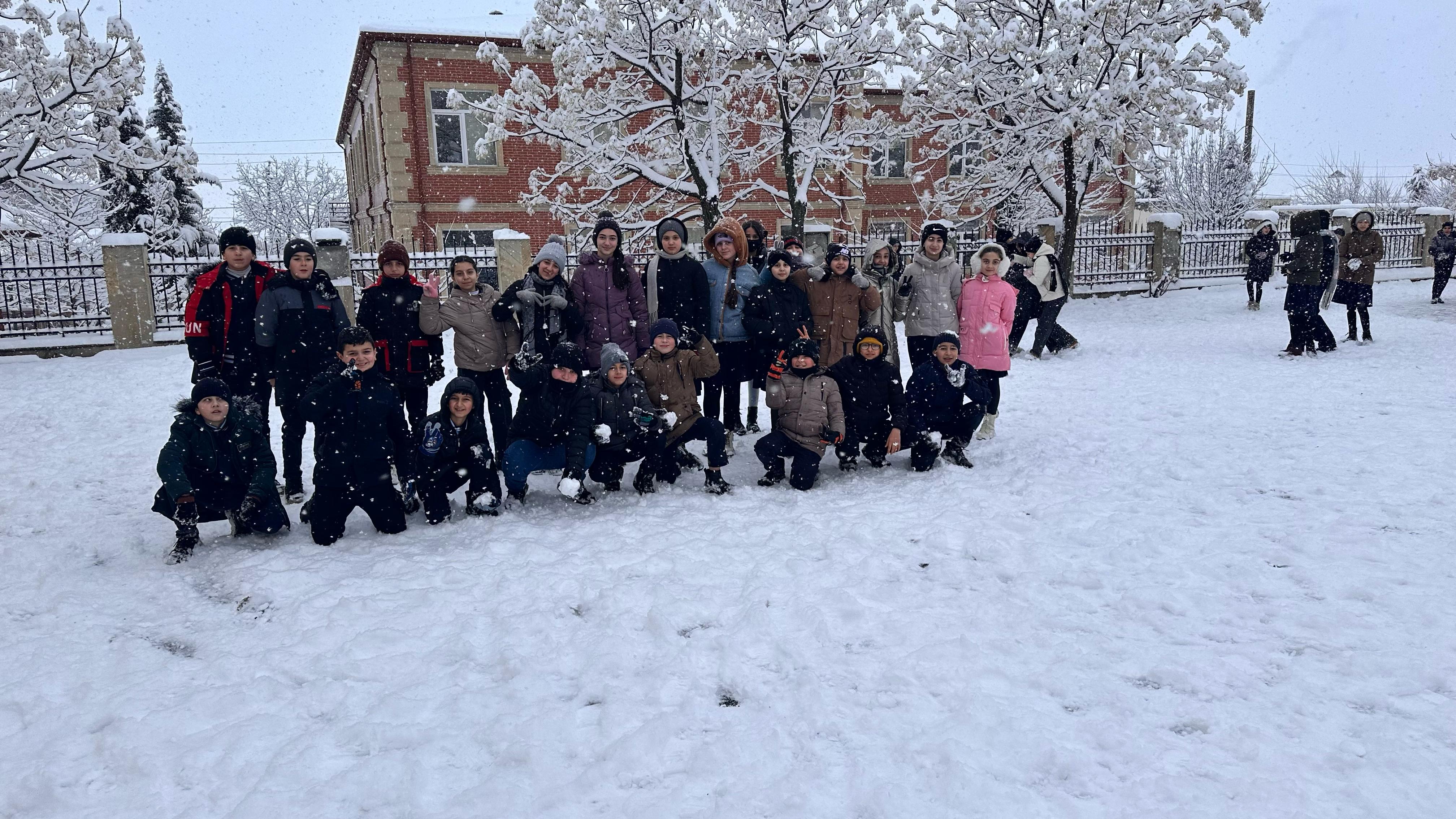 Qarlı hava şəraiti ilə əlaqədar məktəblərdə davamiyyət necədir? – AÇIQLAMA