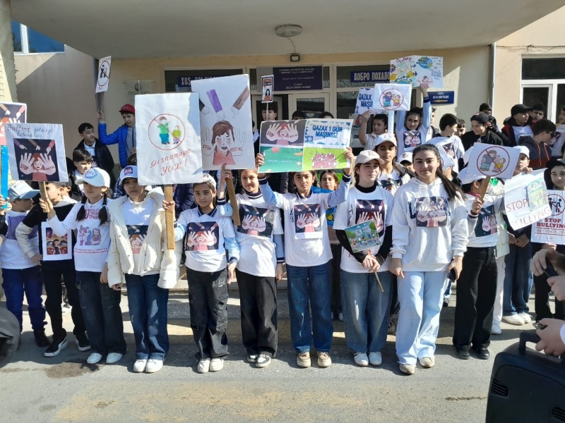 Qazax məktəbliləri bullinqə qarşı fləş-mob keçiriblər 