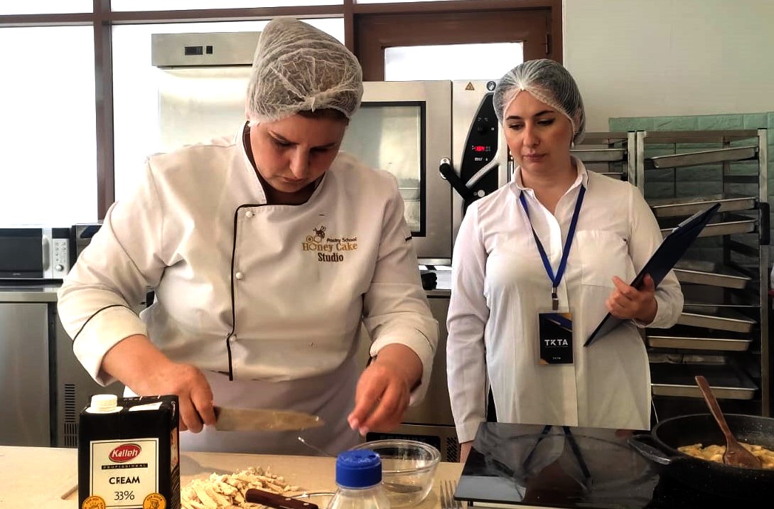 “Qənnadıçı, şirniyyatçı” və “Aşpaz” ixtisasları üzrə qiymətləndirmə keçirilib 