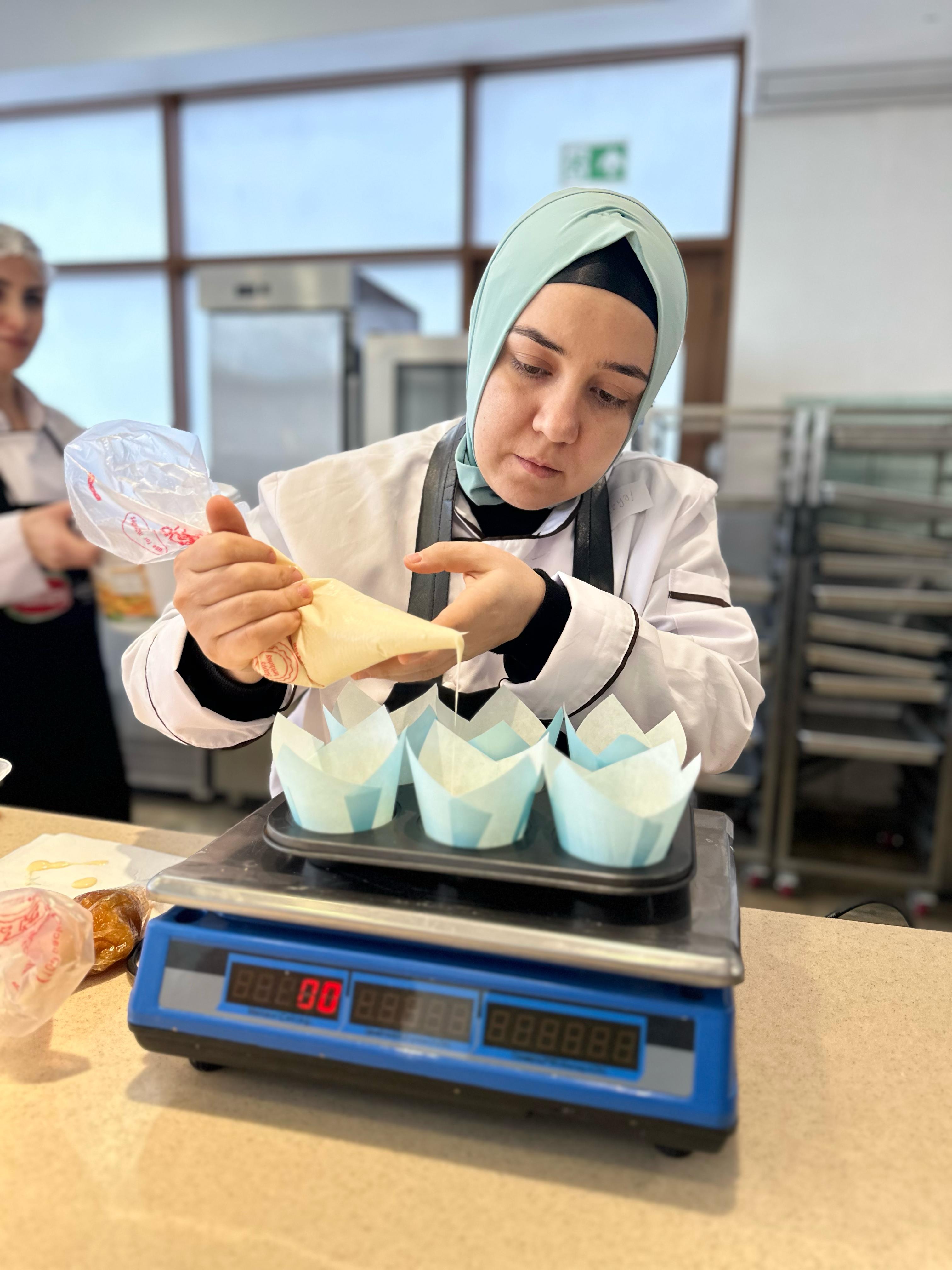 “Qənnadıçı, şirniyyatçı” və “Aşpaz” peşə ixtisasları üzrə bacarıqlar qiymətləndirilib 