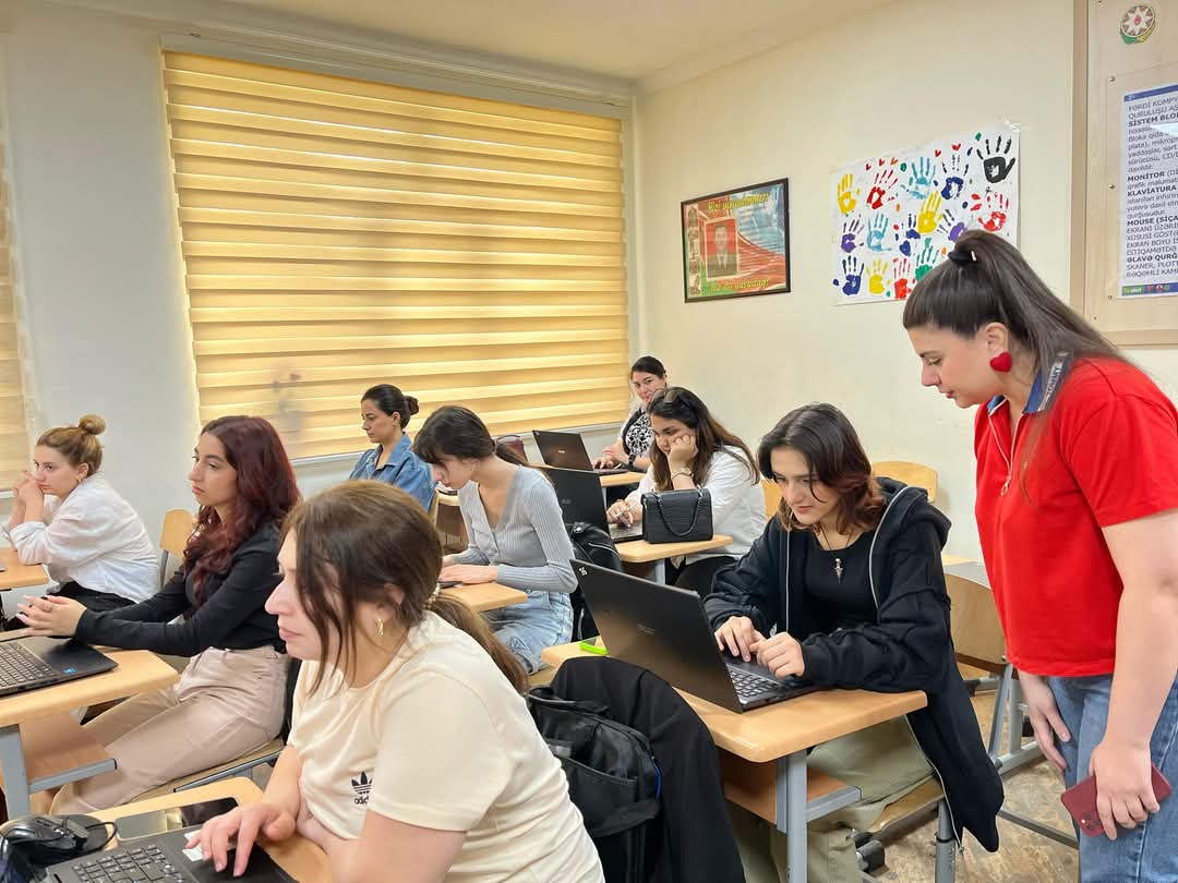 “Qrafik dizayner” ixtisası üzrə qısamüddətli təlimlər davam edir 