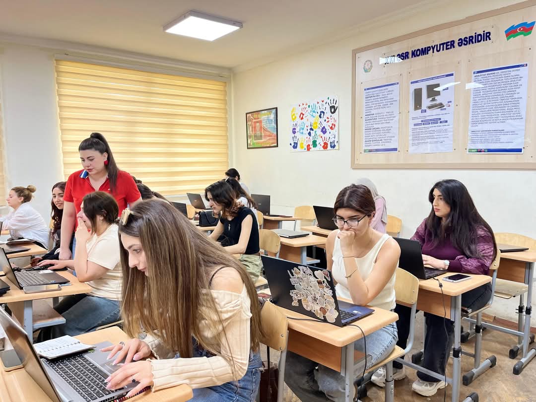 “Qrafik dizayner” ixtisası üzrə qısamüddətli təlimlər davam edir