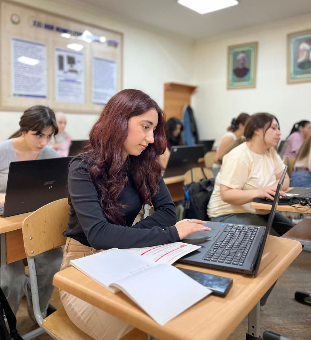 “Qrafik dizayner” ixtisası üzrə qısamüddətli təlimlər davam edir