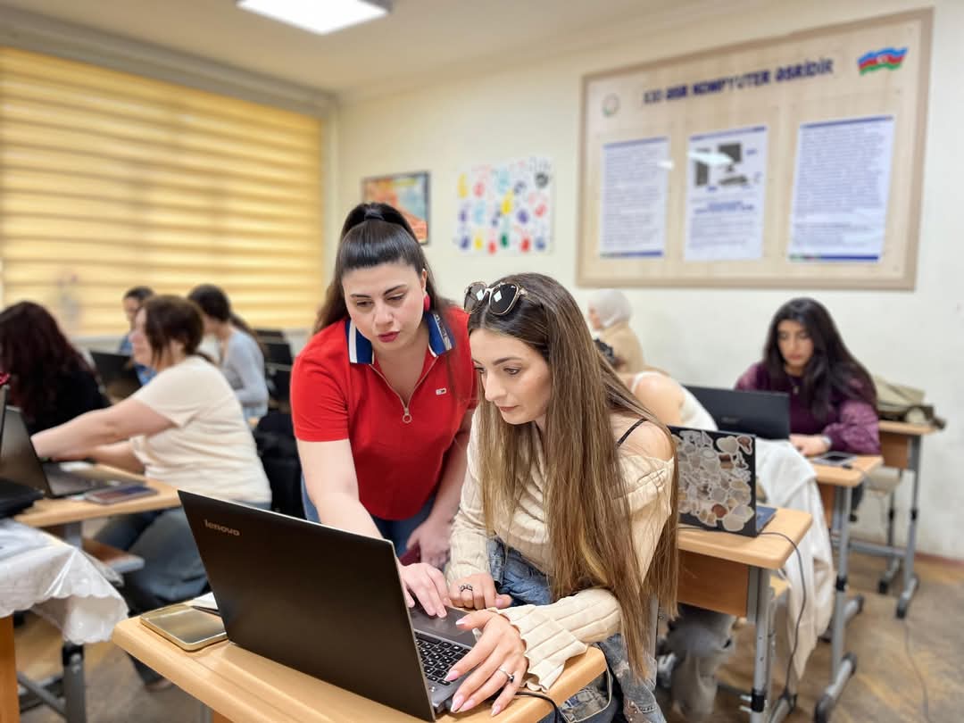 “Qrafik dizayner” ixtisası üzrə qısamüddətli təlimlər davam edir