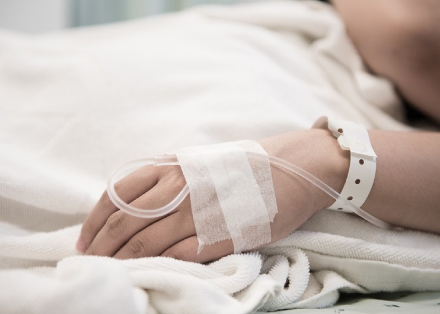 Qumbara partlaması nəticəsində xəsarət alan məktəblinin vəziyyəti ağırdır - TƏBİB 