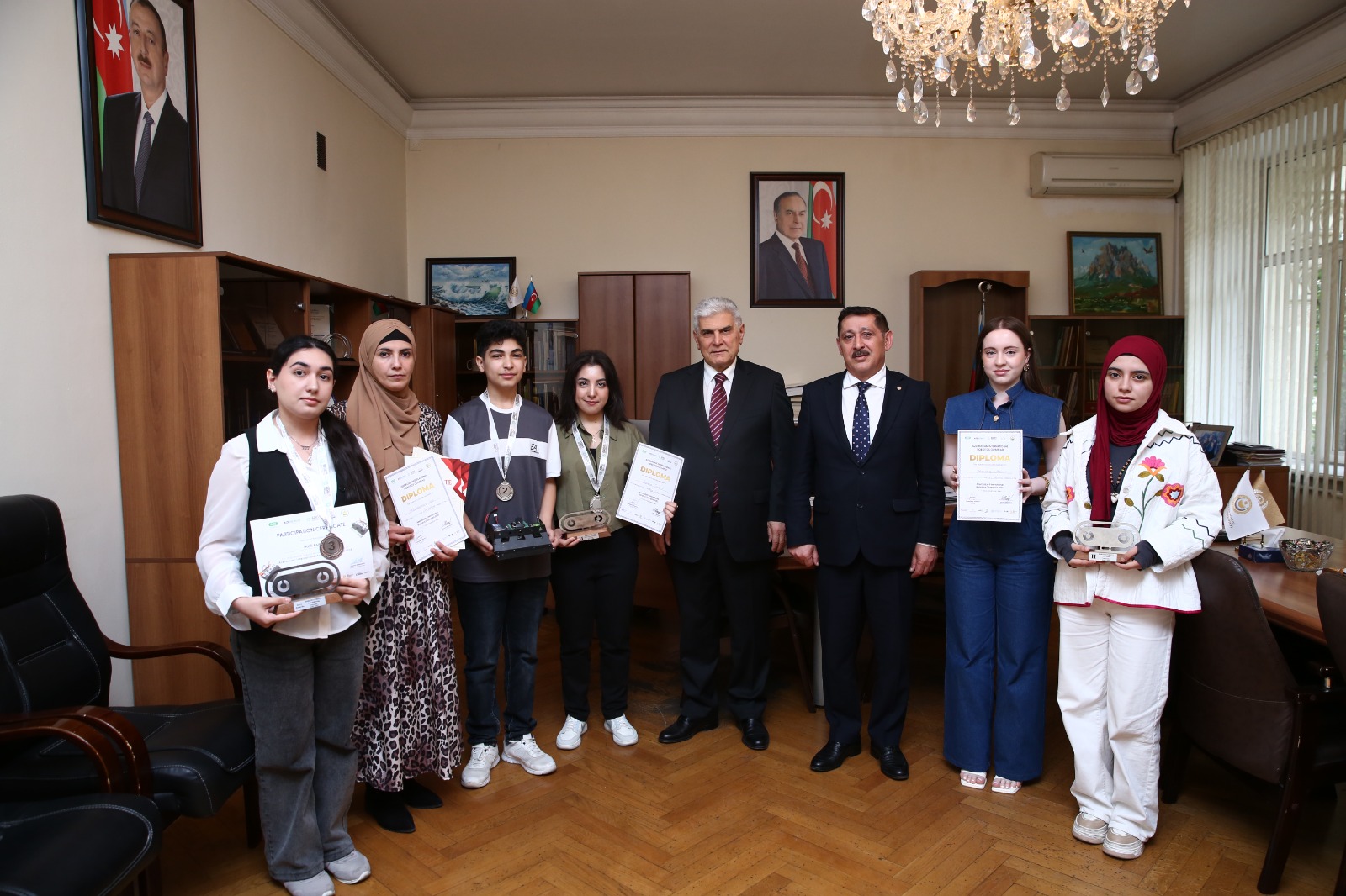 Rektor ADPU-nu robot olimpiadasında təmsil edən komandanın üzvləri ilə görüşüb 