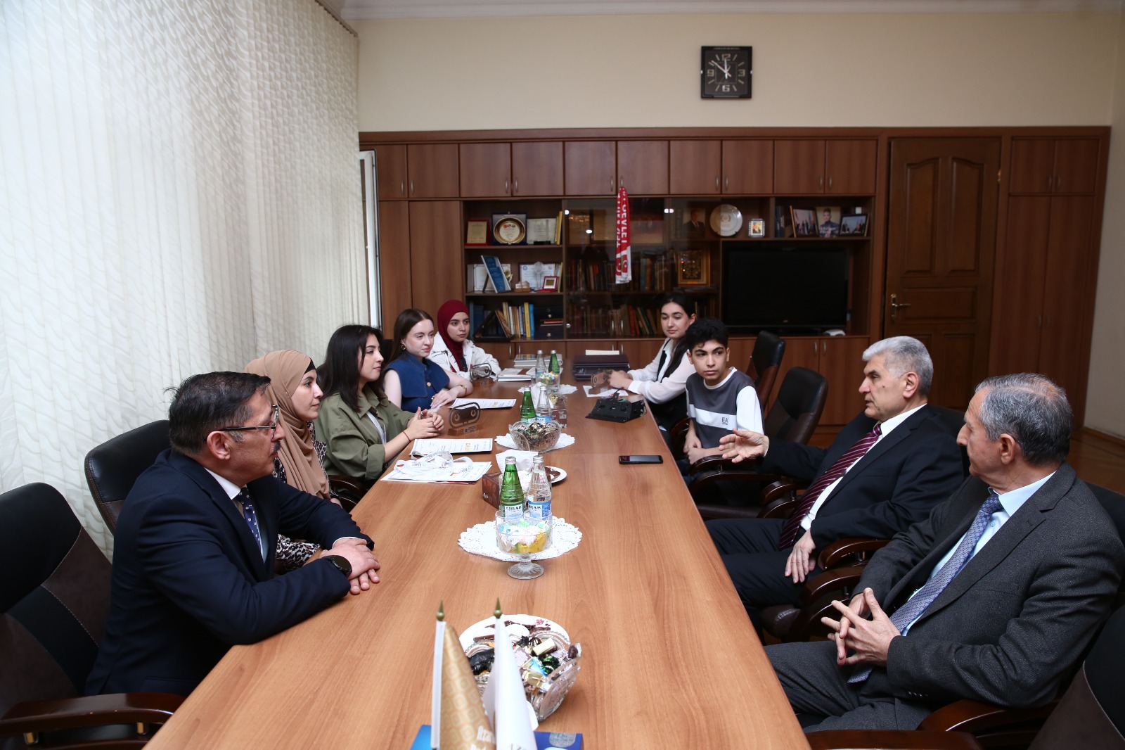 Rektor ADPU-nu robot olimpiadasında təmsil edən komandanın üzvləri ilə görüşüb