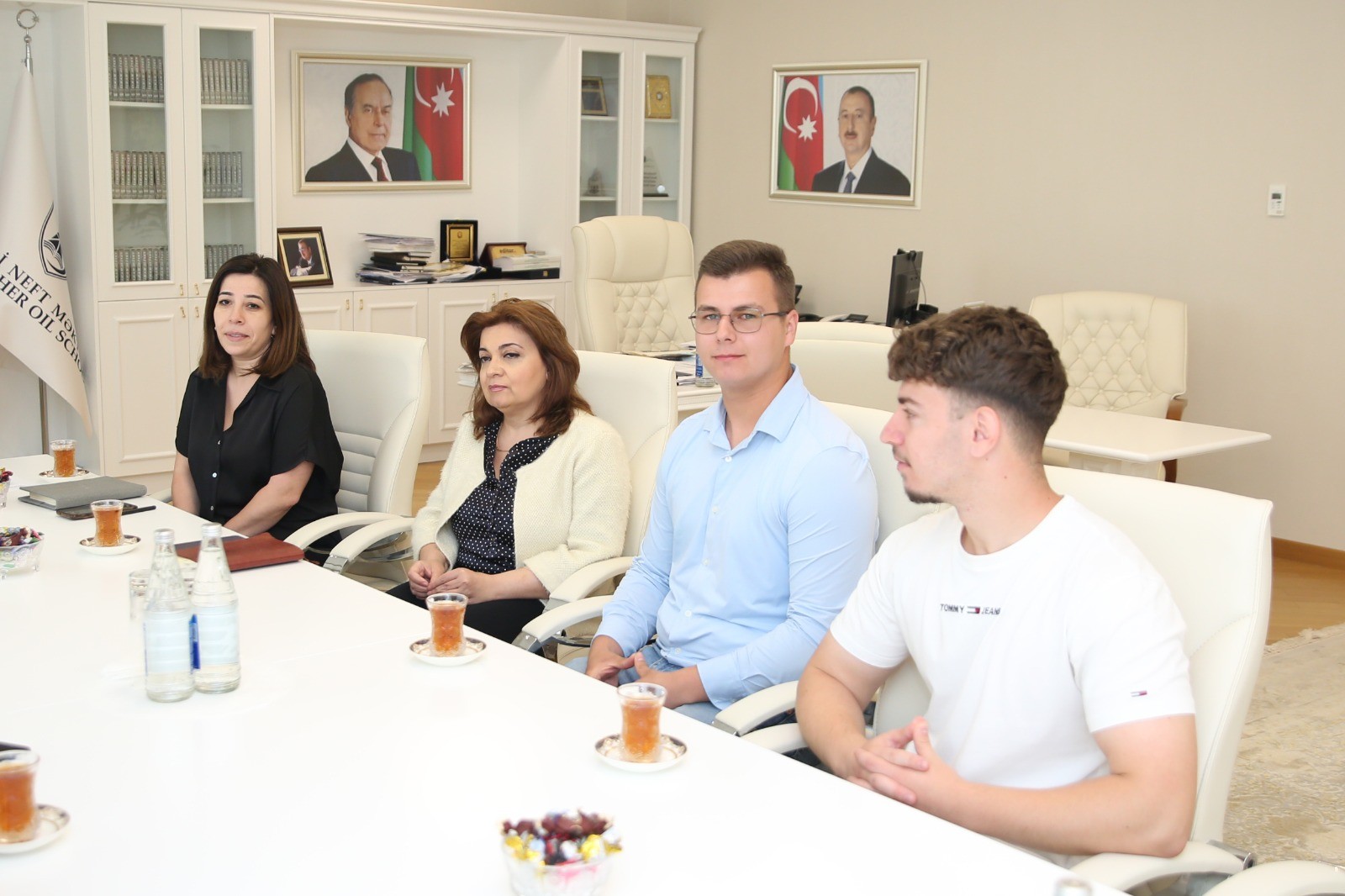 Rektor BANM-də təhsil alan rumıniyalı tələbələrlə görüşüb