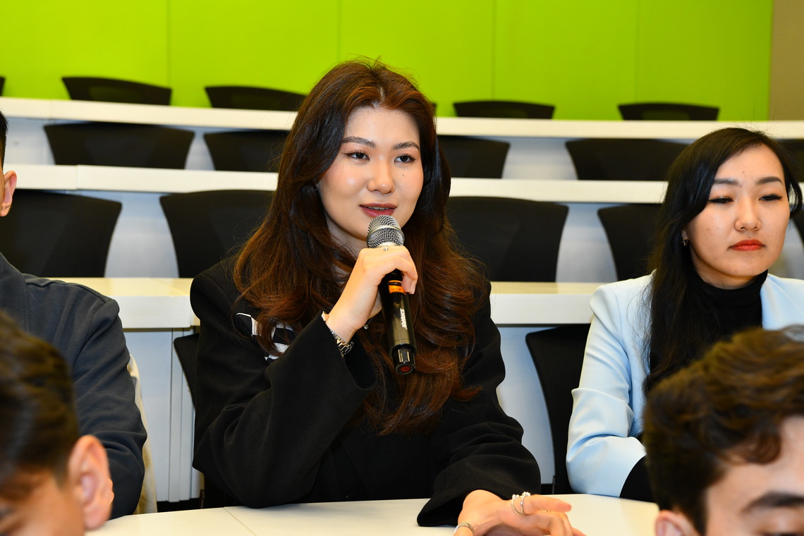 Rektor elmi-tədqiqat təcrübəsi keçən qazaxıstanlı tələbələrlə görüşüb