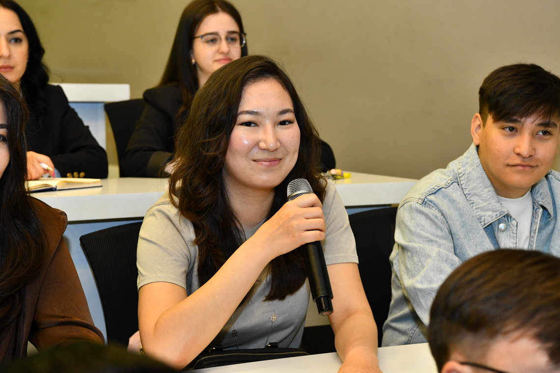 Rektor elmi-tədqiqat təcrübəsi keçən qazaxıstanlı tələbələrlə görüşüb