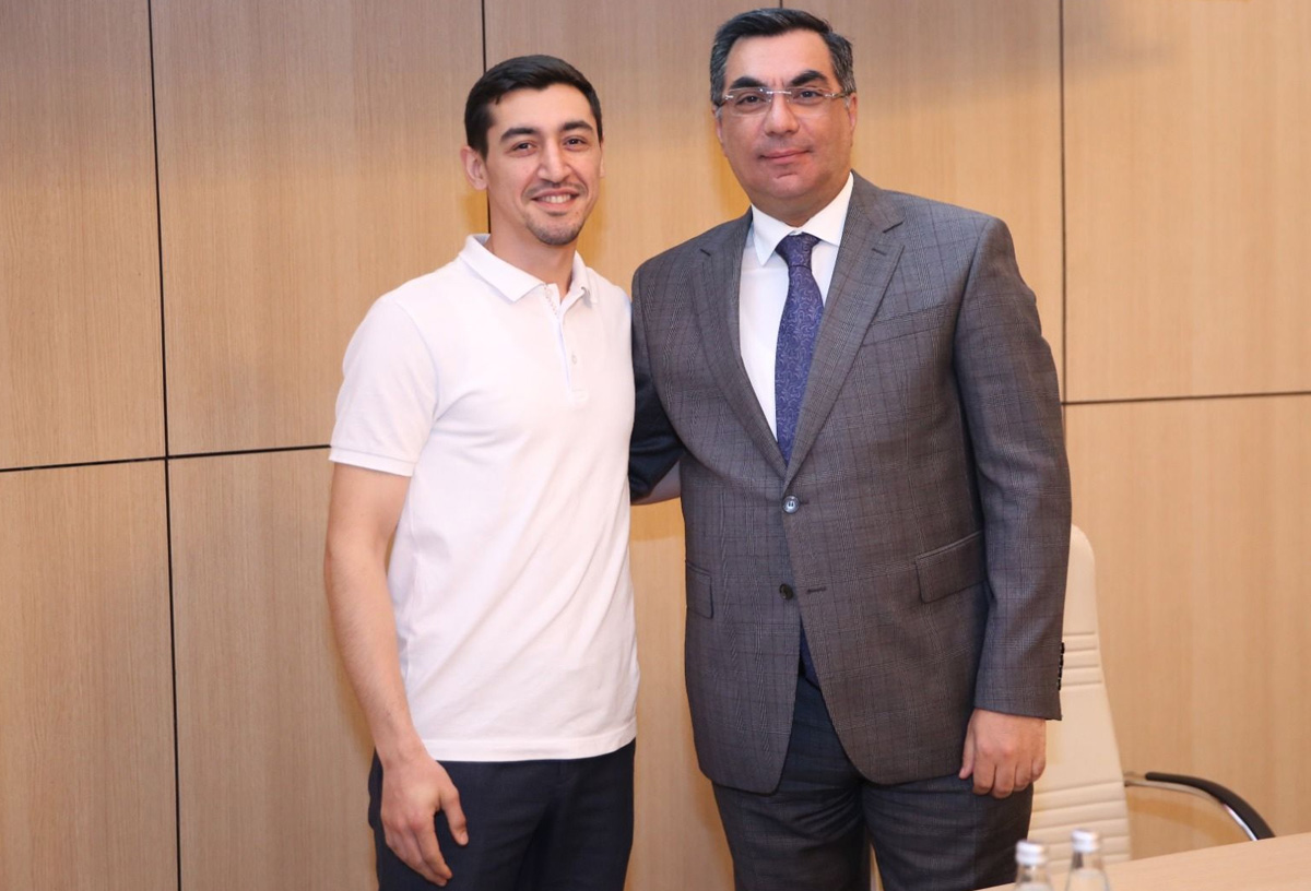 Rektor hərbi xidmətdən qayıdan tələbəyə vəzifə verdi 