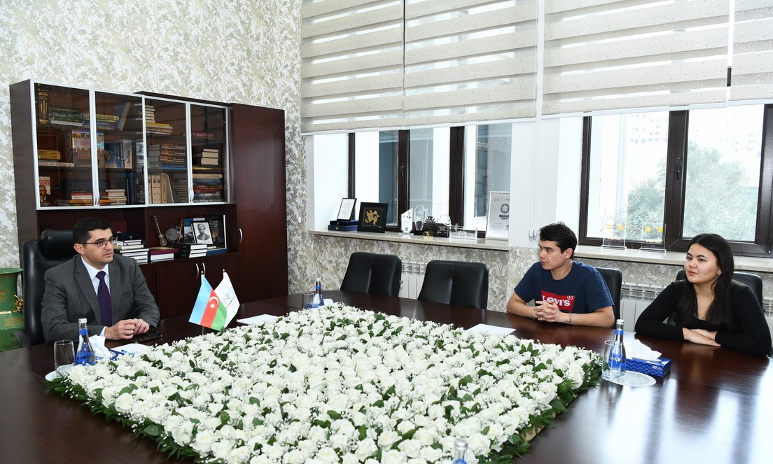 Rektor universitetdə elmi-tədqiqat təcrübəsi keçən qazaxıstanlı tələbələrlə görüşüb 